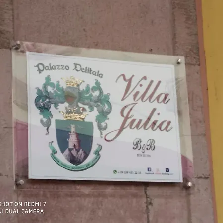 לינה וארוחת בוקר Julia *